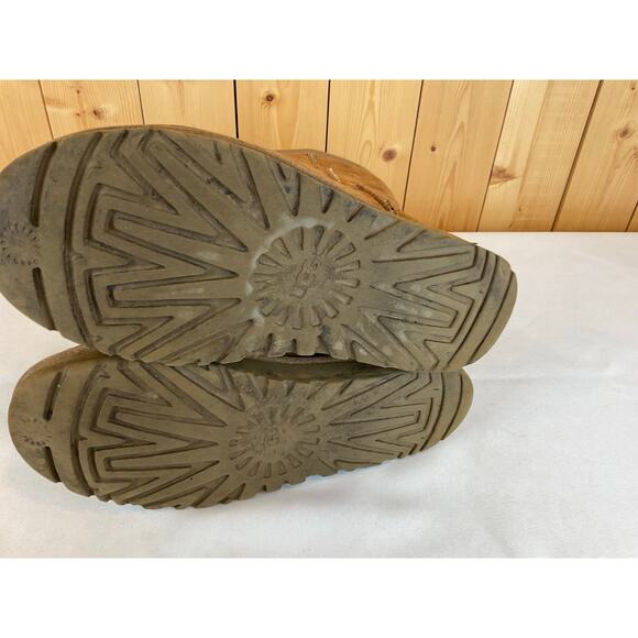 Ugg Women's Classic Boot, Brown - Women's size 7 - Picture 5 of 7
